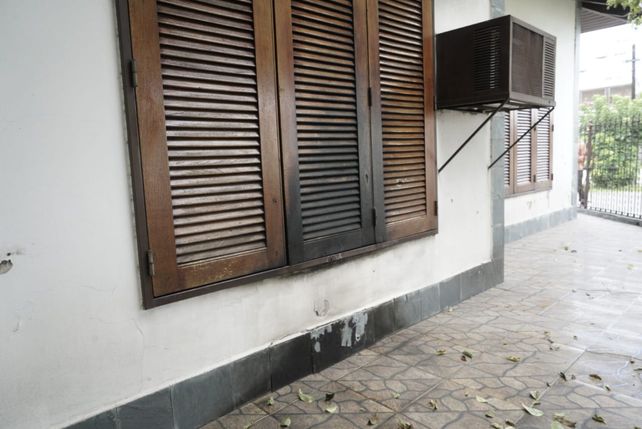 Las marcas del fuego y los balazos afectaron el frente de la vivienda.&nbsp;
