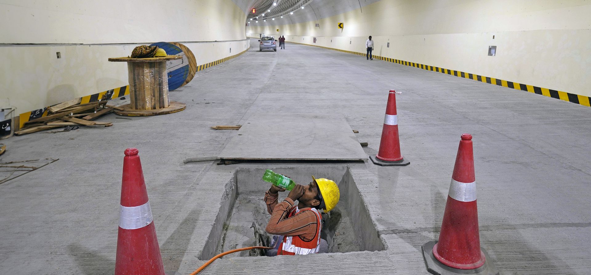 Un trabajador de la construcción toma un descanso dentro de un túnel en el sitio de un proyecto de construcción de una carretera costera en Mumbai, India, el jueves 25 de enero de 2024. (Foto AP/Rajanish Kakade)star_border Un trabajador de la construcción toma un descanso dentro de un túnel en el sitio de un proyecto de construcción de una carretera costera en Mumbai, India, el jueves 25 de enero de 2024. (Foto AP/Rajanish Kakade)star_border