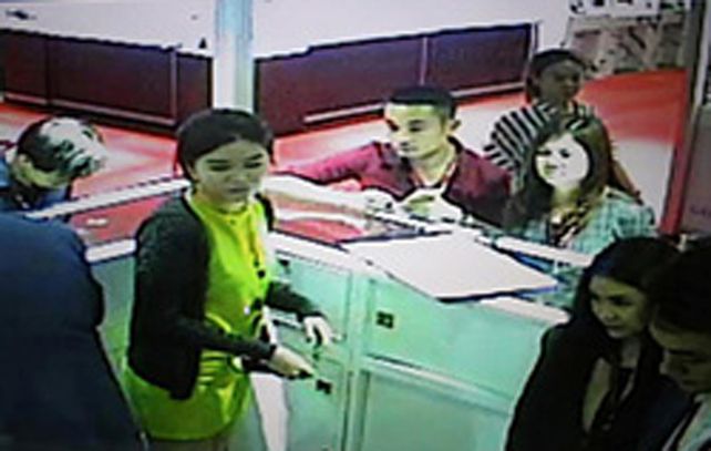 La pareja sospechosa fue captada por las cámaras de seguridad.
