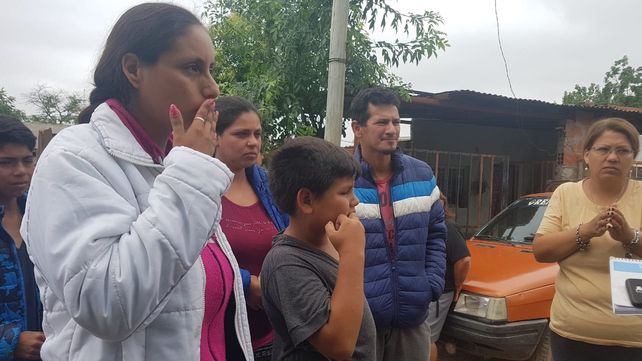 Para Noelia (la primera a la izquierda) y su familia no se entiende qué pudo haber pasado con el bebé.