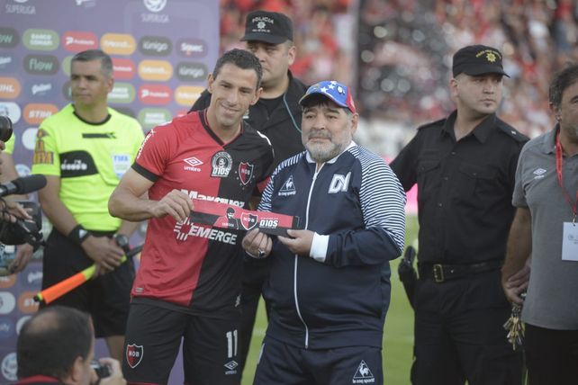 Newells rindió pleitesía a un Maradona que no pudo evitar las lágrimas