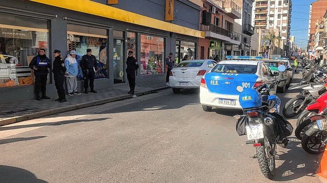 Remisero chocó a una mujer que cruzaba por la senda peatonal