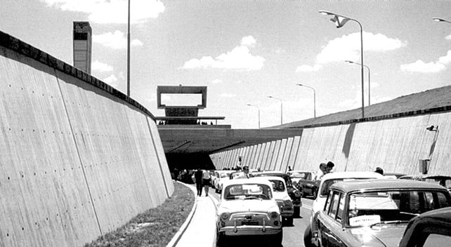 Desfiló la caravana de autos clásicos y antiguos por el túnel subfluvial