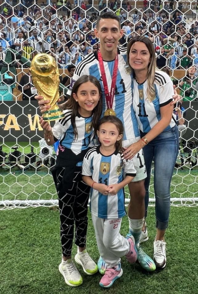 El sueño dorado. Fideo junto a su esposa Jorgelina y sus hijas Mía y Pía, en el estadio de Lusail luego de su conquista más gloriosa.
