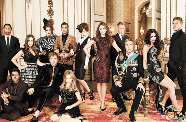 La bellísima actriz Elizabeth Hurley es la nueva reina