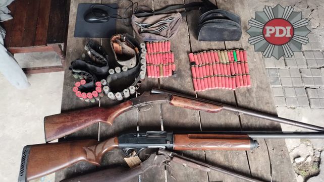 Las armas incautadas en los allanamientos por extorsiones y amenazas realizados este miércoles.&nbsp;