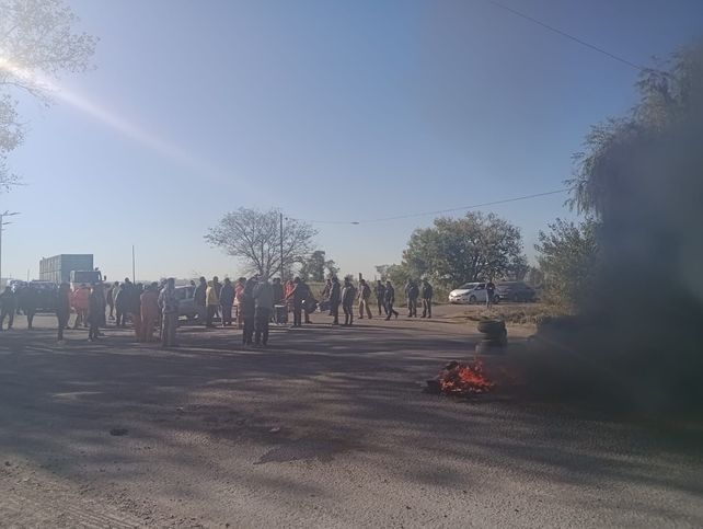 Zavalla: trabajadores de la construcción cortan la ruta 33 en reclamo del pago de un bono