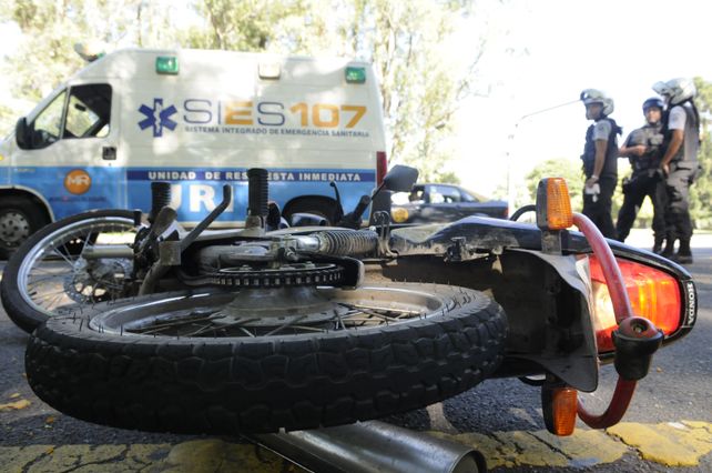 Una moto en el piso tras un accidente de tránsito. La postal se repite a diario y preocupan los números del Observatorio de Seguridad Vial