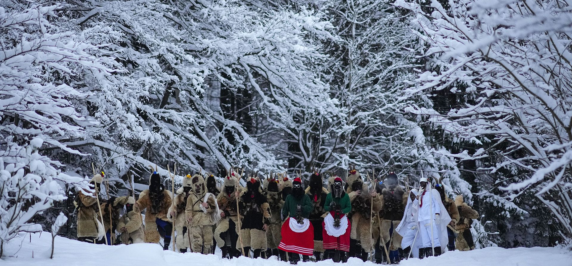 Participantes de la tradicional procesión de San Nicolás cerca del pueblo de Lidecko, República Checa, el domingo 3 de diciembre de 2023. Esta tradición prenavideña ha sobrevivido durante siglos en algunos pueblos de la parte oriental del país. (Foto AP/Petr David Josek) Participantes de la tradicional procesión de San Nicolás cerca del pueblo de Lidecko, República Checa, el domingo 3 de diciembre de 2023. Esta tradición prenavideña ha sobrevivido durante siglos en algunos pueblos de la parte oriental del país. (Foto AP/Petr David Josek)