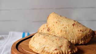 Empanada con masa de chipá, elaborada por las emprendedoras al frente de la marca Chipas Rosario.