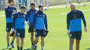 Carlos Quintana debió salir en el entretiempo frente a River. Russo lo evaluará día a día, lo considera un jugador clave.