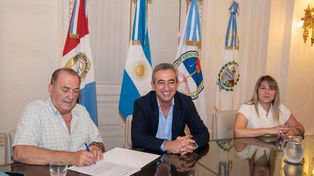El intendente Javkin firmó el acuerdo paritario con el secretario General de los municipales, Antonio Ratner, y la además de Ratner, la secretaria General Adjunta, Yamile Baclini.&nbsp;