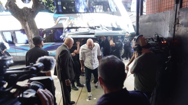 Los jugadores de Central fueron recibidos en el Coloso con piedrazos que impactaron en el colectivo