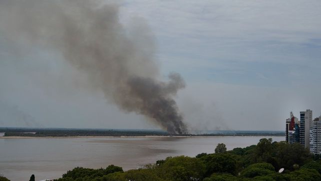Las quemas y el humo que llega desde las islas, una constante en Rosario.