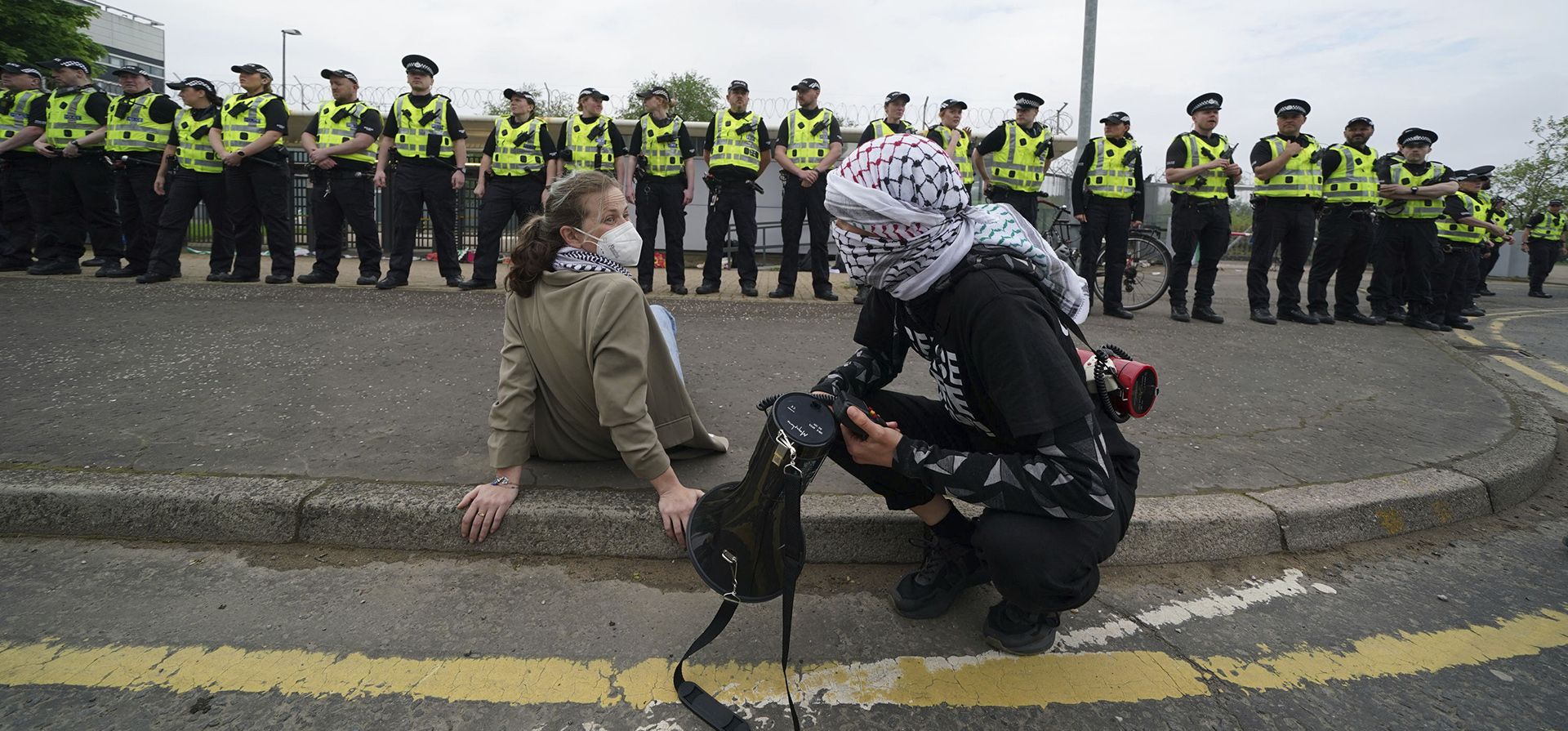 Agentes de policía se paran frente a activistas pro palestinos durante una protesta frente a la fábrica Thales en Govan, Glasgow, como parte de un llamado para poner fin a la venta de armas a Israel, el miércoles 15 de mayo de 2024. (Andrew Milligan/PA vía AP) Agentes de policía se paran frente a activistas pro palestinos durante una protesta frente a la fábrica Thales en Govan, Glasgow, como parte de un llamado para poner fin a la venta de armas a Israel, el miércoles 15 de mayo de 2024. (Andrew Milligan/PA vía AP)