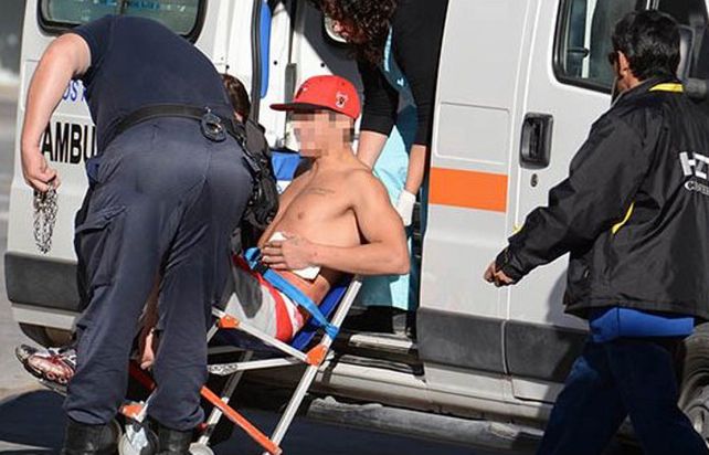 Una de las víctimas debió ser atendido por médicos tras la agresión.