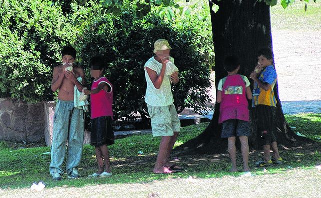 en riesgo. Un grupo de chicos aspira pegamento en una plaza. Advierten que el consumo está naturalizado.