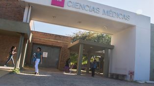 Las facultades de Medicina de todo el país enfrentan un doble reclamo