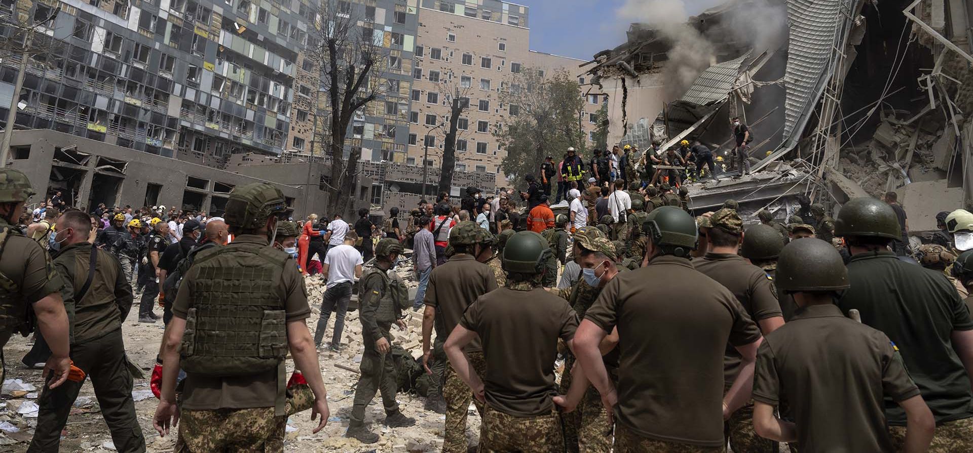 Rescatistas, voluntarios y trabajadores médicos limpian los escombros y buscan a las víctimas después del impacto de un misil ruso en una clínica de oncología y una de diálisis, del principal hospital infantil del país, Okhmadit, en Kiev, Ucrania, el lunes 8 de julio de 2024. (Foto AP/Efrem Lukatsky Rescatistas, voluntarios y trabajadores médicos limpian los escombros y buscan a las víctimas después del impacto de un misil ruso en una clínica de oncología y una de diálisis, del principal hospital infantil del país, Okhmadit, en Kiev, Ucrania, el lunes 8 de julio de 2024. (Foto AP/Efrem Lukatsky