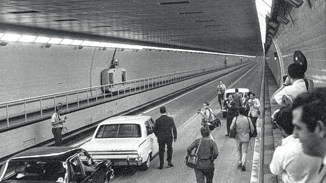 Fue inaugurado el 13 de diciembre de 1969 para unir Paraná con Santa Fe y de esta manera vincular a la Mesopotamia con el resto del país