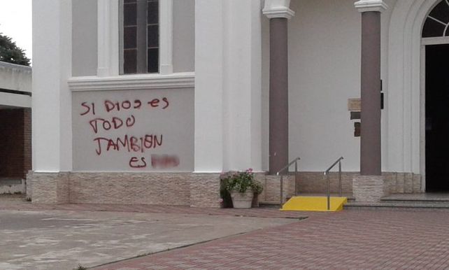 Indignación en la feligresía por pintadas en una iglesia