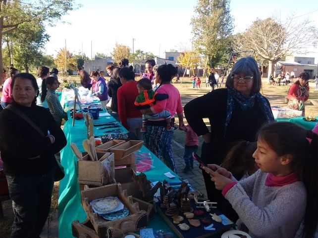 Artesanos de Alto Verde invitan a los santafesinos a visitar la feria del barrio costero