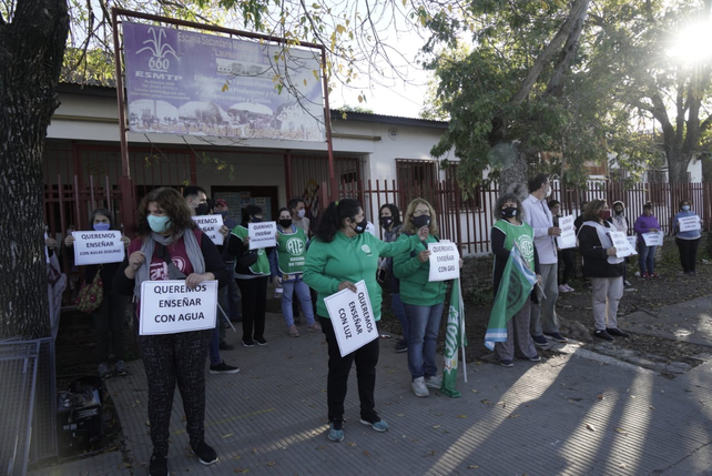 Docentes de la escuela Nº 251 y delegados de ATE