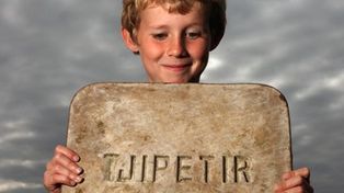Crece el misterio por los bloques con las palabra Tjipetir que surgen del mar