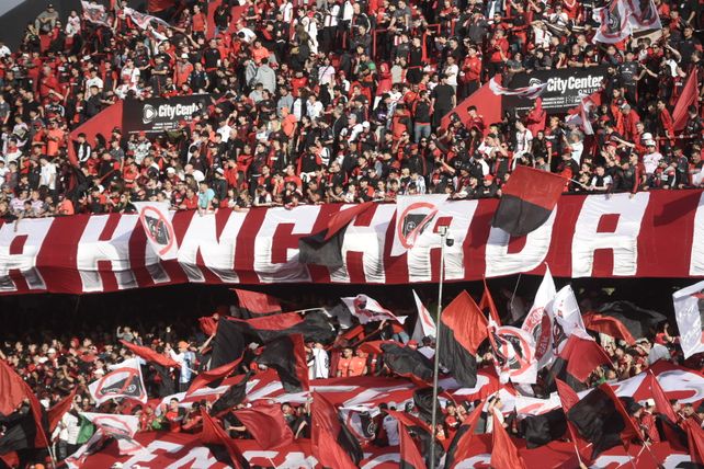 Los hinchas de Newells debieron pagar un bono extraodinario para el partido ante Boca.