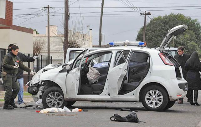 Todo pasó. El Fiat Punto en el que corrían los delincuentes. Uno fue detenido y su compinche consiguió escapar.
