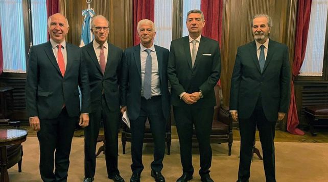 Cúneo Libarona junto a los cuatro integrantes de la Corte Suprema. Falta ocupar la vacante que dejó Elena Highton de Nolasco luego de jubilarse en noviembre de 2021.