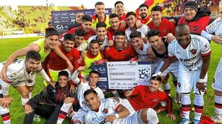 Los jugadores de Patronato exhibiendo el premio económico adquirido por haber avanzado de instancia