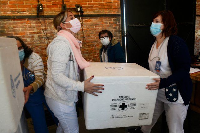 Los equipos en plena labor de entrega de las vacunas de AstraZéneca que deben salir a aplicar a 170 geriátricos.