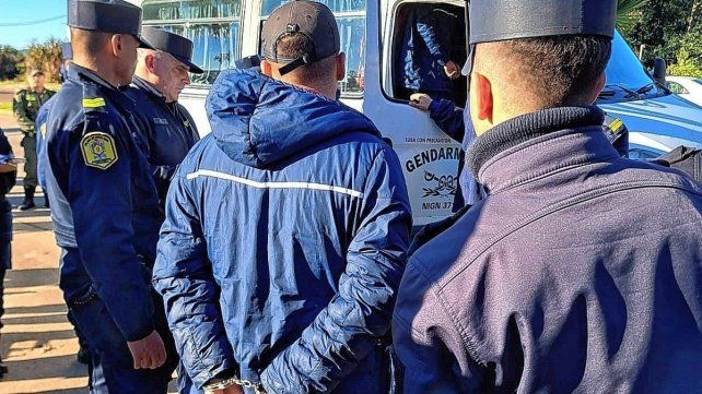 Los hinchas uruguayos fueron detenidos tras robar en una estación de servicios de Concordia.