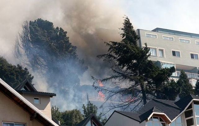 Se desató un feroz incendio en pleno centro de Bariloche, cerca del Centro Cívico
