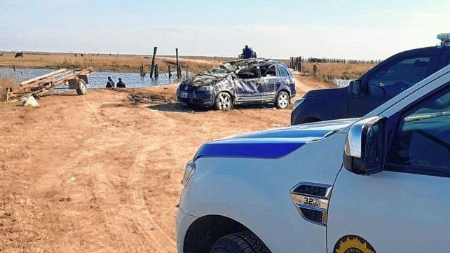 Hallaron uno de los cuerpos del auto que cayó al arroyo Paranacito.