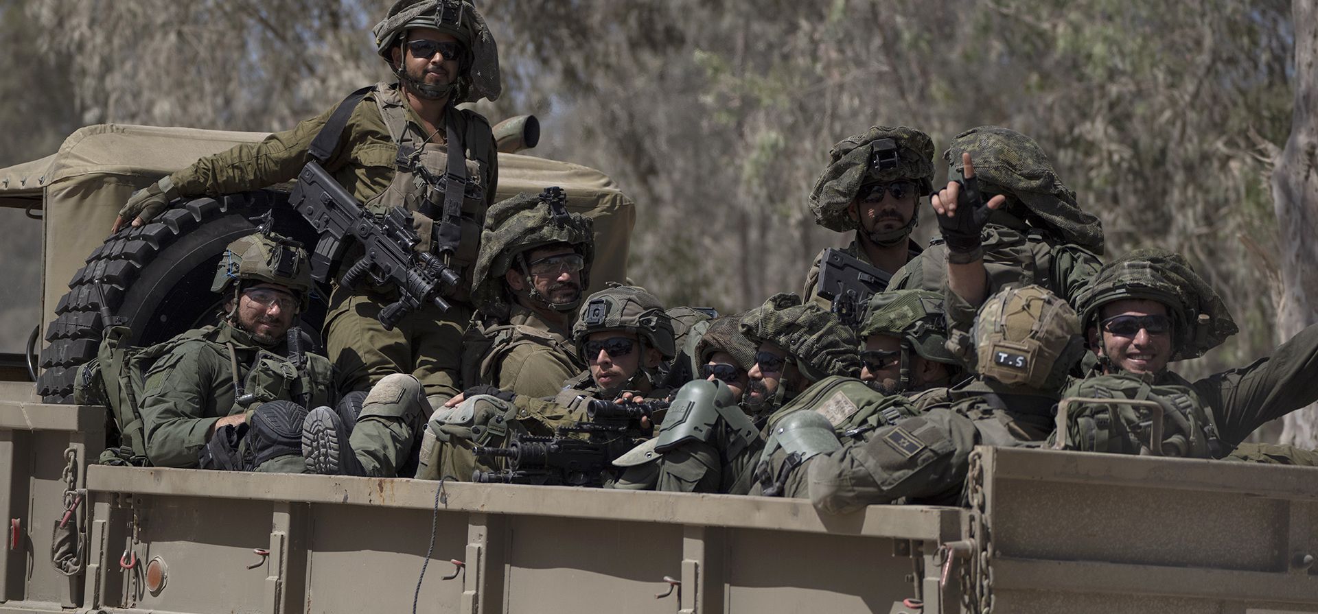 Soldados israelíes se movilizan en un camión cerca de la frontera entre Israel y Gaza, visto desde el sur de Israel, el lunes 10 de junio de 2024. (Foto AP/Leo Correa) Soldados israelíes se movilizan en un camión cerca de la frontera entre Israel y Gaza, visto desde el sur de Israel, el lunes 10 de junio de 2024. (Foto AP/Leo Correa)