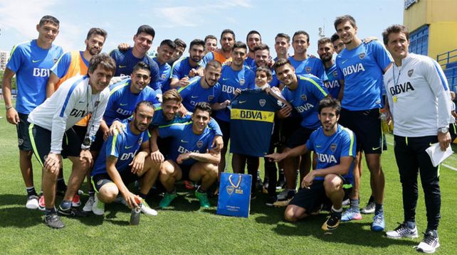 Thiago conoció a sus ídolos de Boca y confía en ganarle al cáncer