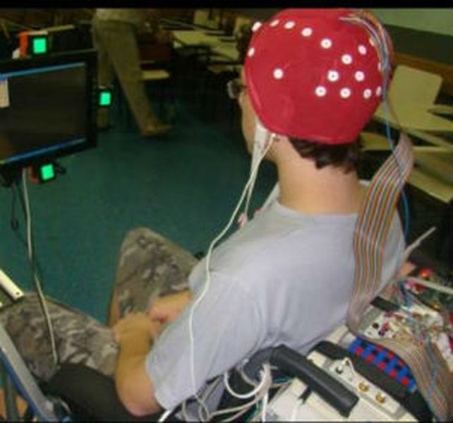 Crean un sistema que permite mover una silla de ruedas con señales emitidas desde el cerebro.