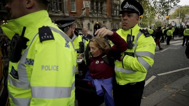 Manifestantes en Londres piden acciones urgentes para contrarrestar el calentamiento global