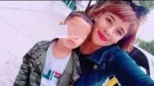 Matan a puñaladas a una joven frente a su hijo y por el crimen buscan al novio