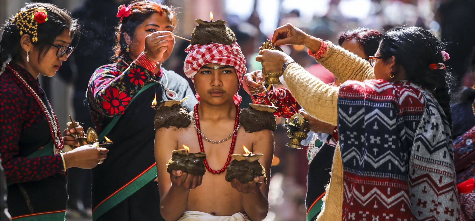 Un devoto participa en una procesión religiosa que lleva lámparas de aceite en su cuerpo como ofrenda durante el Magh Mela, Katmandú, Nepal. 