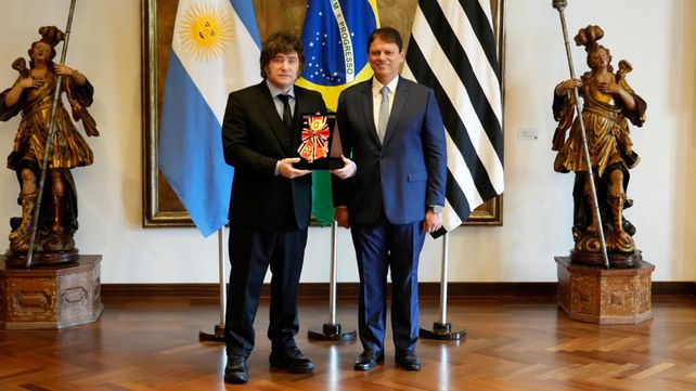 Javier Milei en Brasil para recibir premio y apoyar a Flavio Bolsonaro