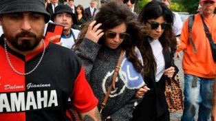 Las hijas de Diego Maradona piden justicia por su padre, en compañía de un hincha de Newells.