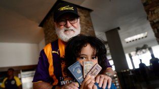 Milo muestra los carné de socios de su bisabuelo, el papá de su abuelo Santiago, a quien tiene como custodio.