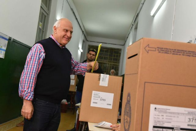 El gobernador votó en la escuela Juan Bautista Alberdi y de la zona norte de la ciudad.