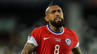 Sólo le saca tarjetas a Chile. ¡Pero córrete, si estamos jugando!, sentenció Vidal criticando al árbitro del partido.
