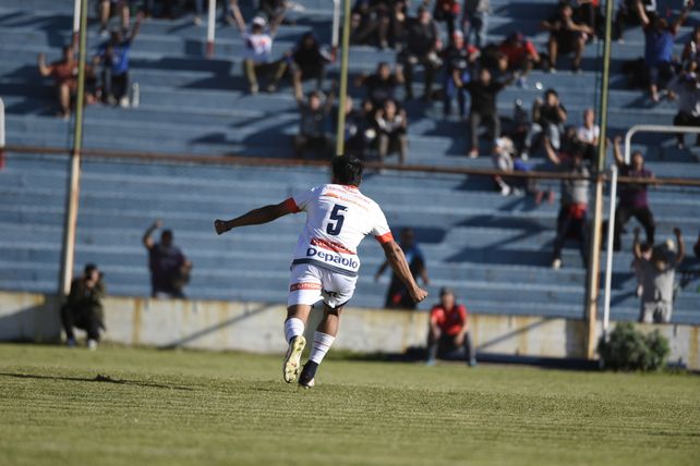 Gómez sale corriendo a celebrar el gol que encaminaba el triunfo.