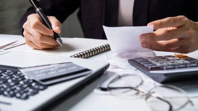 Cuántos impuestos pagan los argentinos por año