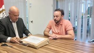 Las autoridades provinciales durante el acto de apertura de sobres para la adquisición de materiales e insumos para construir el nuevo parque fotovoltaico.